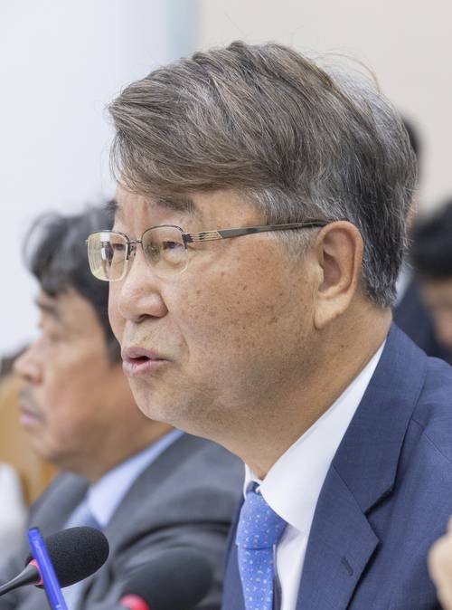 김지형 경제사회노동위원회 위원장이 16일 국회에서 열린 기후에너지환경노동위원회 국정감사에 출석해 의원 질의에 답하고 있다. 연합뉴스