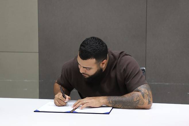 ▲ 아빌라는 “내년에도 인천 SSG랜더스필드 마운드에 오르게 될 수 있어 정말 기쁘다. 재계약을 제안해준 SSG 구단에도 감사하다. 지금부터 더 몸 관리를 철저히 해서 2027시즌에는 SSG가 우승할 수 있도록 보탬이 되겠다”고 소감을 남겼다.ⓒSSG랜더스