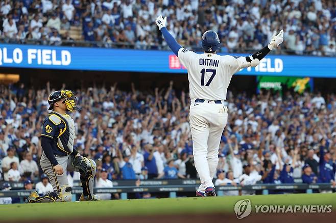 3점 홈런을 치고 포효하는 오타니  [AFP/게티이미지=연합뉴스. 재판매 및 DB 금지]