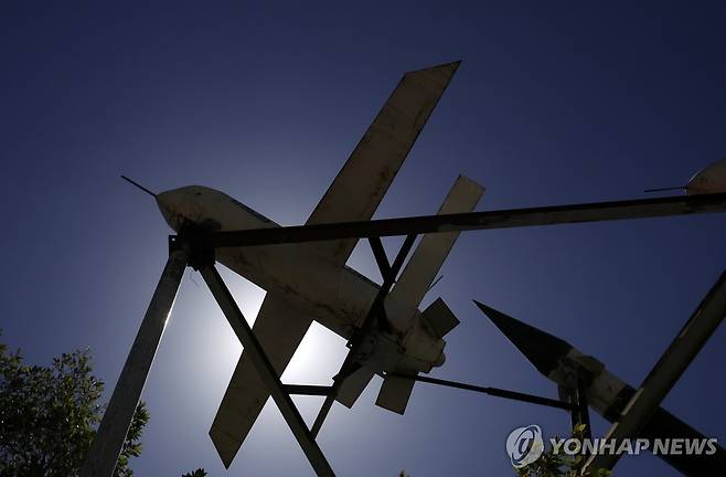 5일 예멘 수도 사나의 한 광장에 후티 반군이 자체 제작한 모형 드론과 미사일이 전시돼 있다. [EPA=연합뉴스 자료사진. 재판매 및 DB 금지]