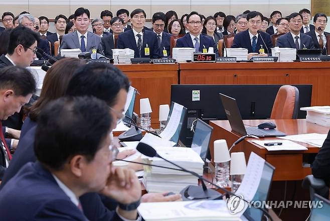 서울고법, 서울중앙지법 등 각급법원 국정감사 (서울=연합뉴스) 신현우 기자 = 오민석 서울중앙지방법원장이 16일 국회 법제사법위원회에서 열린 서울고등법원, 서울중앙지방법원 등에 대한 국정감사에서 법사위원 질의에 답하고 있다. 2026.10.16 nowwego@yna.co.kr