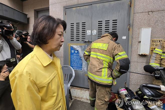 소방대원 뒷모습 바라보는 추미애 지사 (부천=연합뉴스) 천정인 기자 = 추미애 경기도지사가 16일 경기 부천시 한 금속 도장공장 화재 현장을 찾아 동료 부상으로 슬퍼하는 소방대원의 뒷모습을 바라보고 있다. 2026.10.16 iny@yna.co.kr