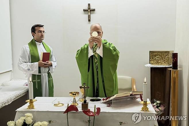 16일(현지시간) 제멜리 병원 미사에서 영성체 행하는 레오 14세 교황 [교황청 제공, AP=연합뉴스. 재판매 및 DB 금지]