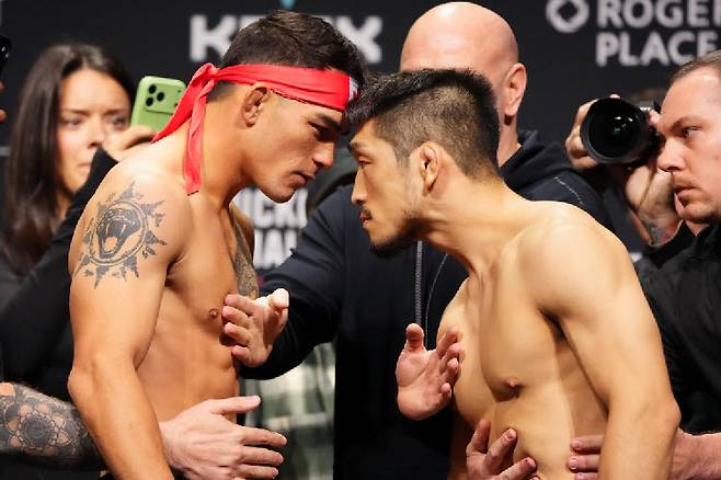 UFC 파이터 유수영이 계체를 통과한 뒤 상대인 코디 코반첵과 머리를 맞대며 신경전을 벌이고 있다. 사진=UFC