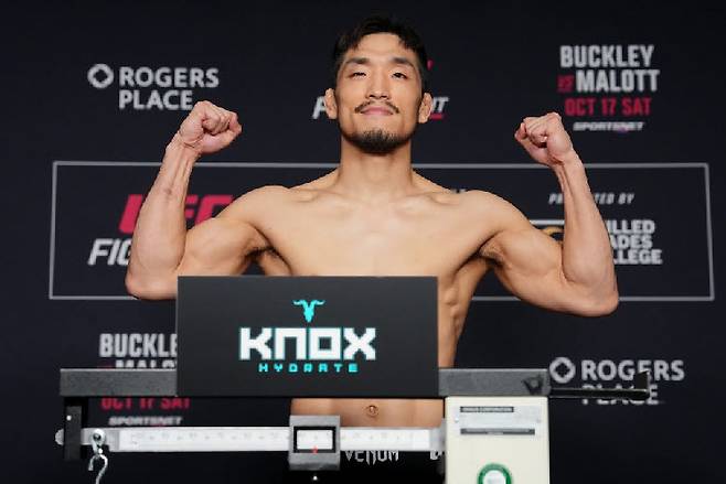 UFC 파이터 유수영이 체중계 위에서 포즈를 취하고 있다. 사진=UFC