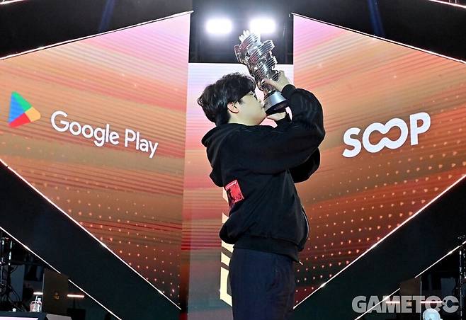 유영진을 4대 3으로 꺾고 트로피를 들어 올린 김민철 (사진=SOOP ASL 공식 채널)