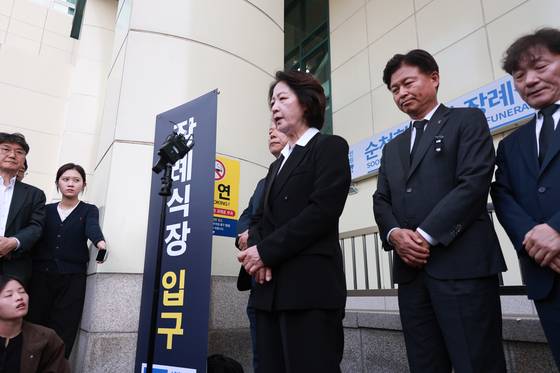추미애 경기도지사가 17일 경기도 부천 공장 화재로 순직한 고 김진석 소방위의 순천향대 부천병원 빈소 앞에서 발언하고 있다. 〈사진=연합뉴스〉