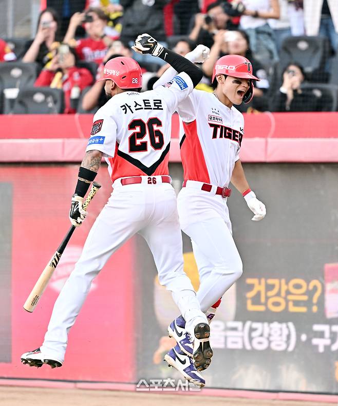 KIA 김도영이 17일 광주-KIA 챔피언스 필드에서 열린 2026 KBO리그 LG와의 준플레이오프 1차전 8회말 2사 1루 상황에서 LG 장현식을 상대로 2점 홈런을 치고 카스트로와 세리머니를 하고 있다. 4회말에 이어 김도영의 멀티 홈런. 광주 | 박진업 기자 upandup@sportsseoul.com