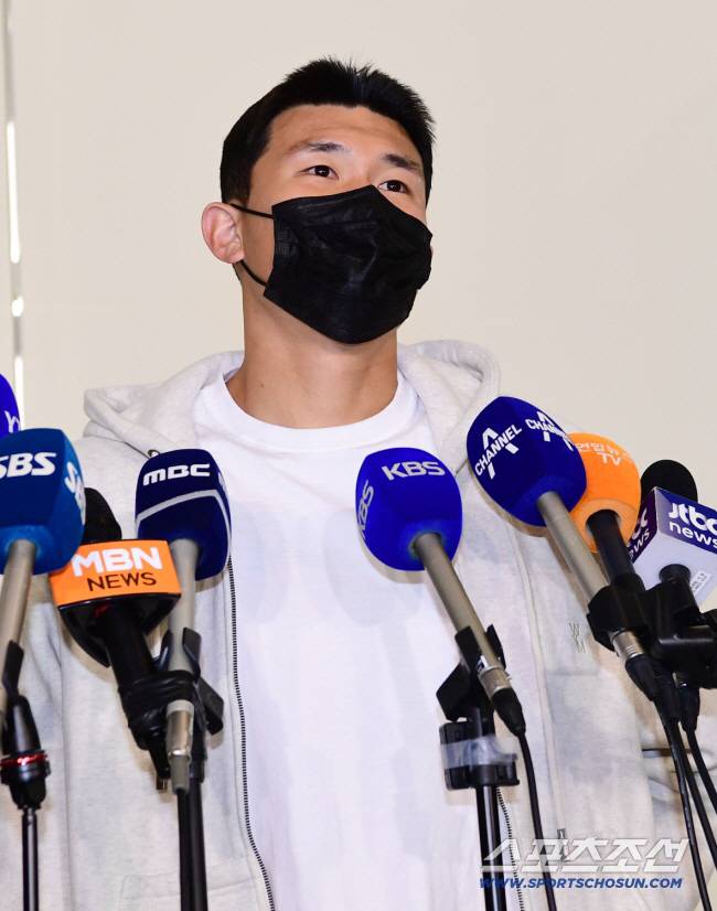 2022 카타르 월드컵에서 활약했던 김민재가 14일 오후 소속팀 SSC 나폴리 복귀를 위해 인천국제공항을 통해 이탈리아로 출국하고 있다.  인천공항=최문영 기자 deer@sportschosun.com/2022.12.14/