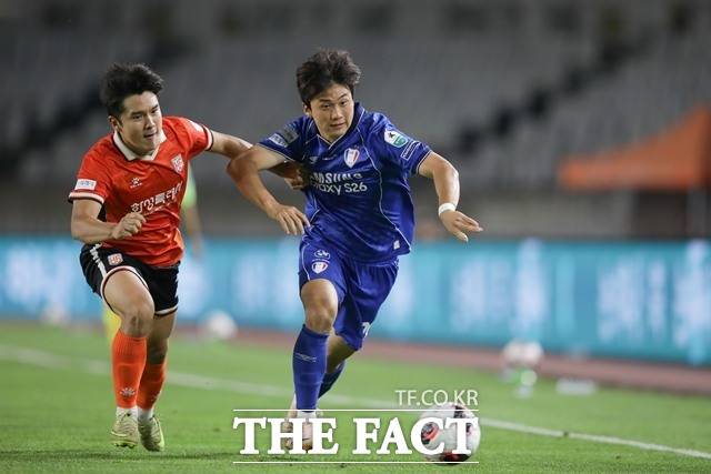 이정효 감독의 수원 삼성과 차두리 감독의 화성FC가 18일 승격과 플레이오프 진출을 향한 길목에서 만난다./K리그