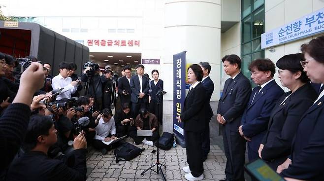 추미애 경기도지사가 17일 고 김진석 소방위 빈소가 마련된 순천향대학교 병원 장례식장을 찾아 기자들과 이야기를 하고 있다. 경기도 제공