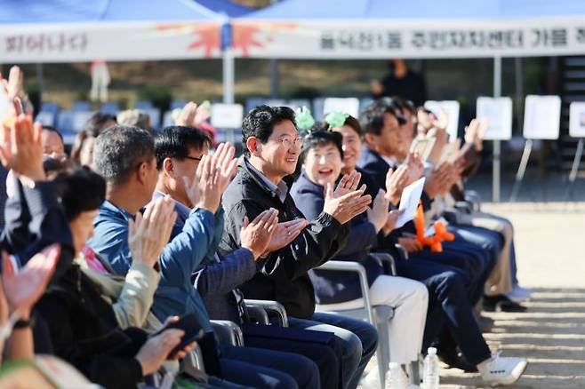 이상일 시장이 17일 '풍덕천1동민의 날'에서 지역 주민들과 소통하고 있다. 용인시 제공