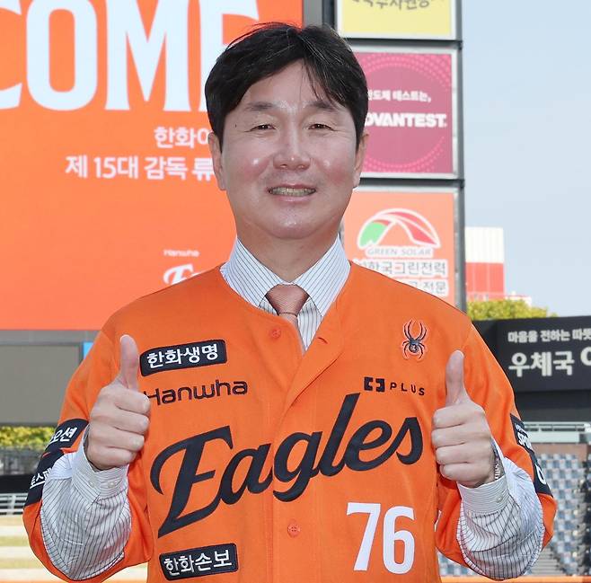 류지현 신임 한화 감독이 16일 대전 한화생명볼파크에서 취임식을 마친 뒤 양 엄지를 들어 보였다. 대전=뉴스1