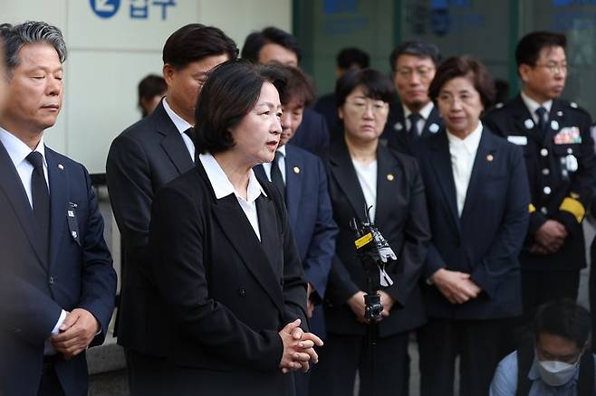 추미애 경기도지사가 순직 소방관 빈소를 찾아 조문하고, 과거 발언에 대해 공식 사과했다. 경기도 제공
