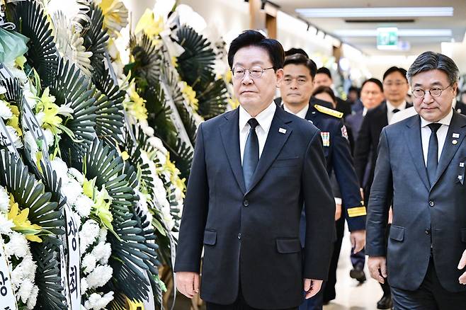 ▲ 이재명 대통령이 17일 경기도 부천 공장 화재 현장에서 순직한 고(故) 김진석 소방위의 빈소를 조문하고 있다. 연합뉴스