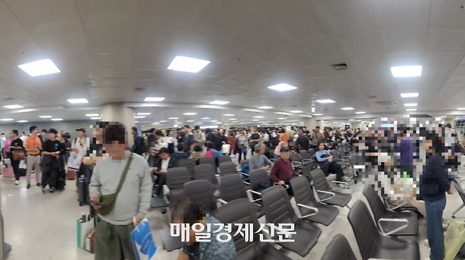 16일 오후 제주국제공항 대합실이 승객들로 인산인해를 이루고 있다.