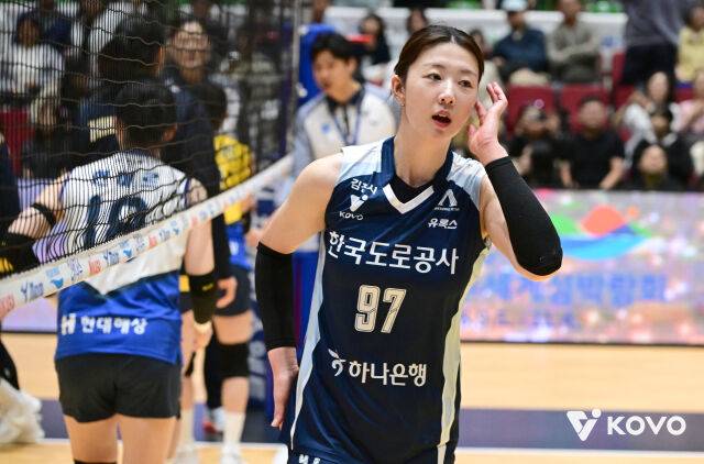 한국도로공사 강소휘가 지난 14일 열린 현대건설과 2026 컵대회 조별리그 현대건설을 마친 뒤 벤치로 들어오고 있다./한국배구연맹(KOVO) 제공