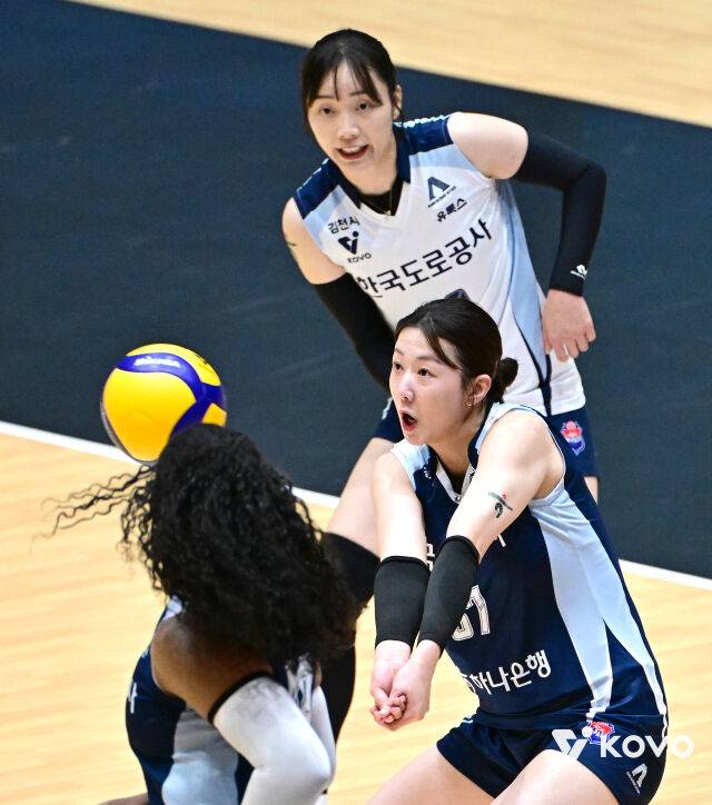 한국도로공사 강소휘가 지난 14일 열린 현대건설과 2026 컵대회 조별리그 경기 도중 리시브를 시도하고 있다./한국배구연맹(KOVO) 제공