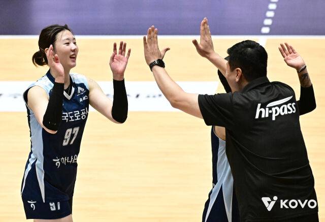 한국도로공사 강소휘가 17일 열린 2026 프로배구 컵대회 여자부 IBK기업은행과 준결승전서 세트 스코어 3-0 승리 후 김영래 감독대행과 손바닥을 마주치며 기뻐하고 있다./한국배구연맹(KOVO) 제공