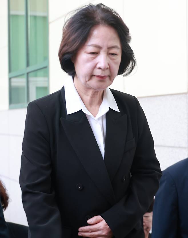 추미애 경기도지사가 17일 경기도 부천 공장 화재로 순직한 고(故) 김진석 소방위의 순천향대 부천병원 빈소 조문을 마치고 나오고 있다. [연합]