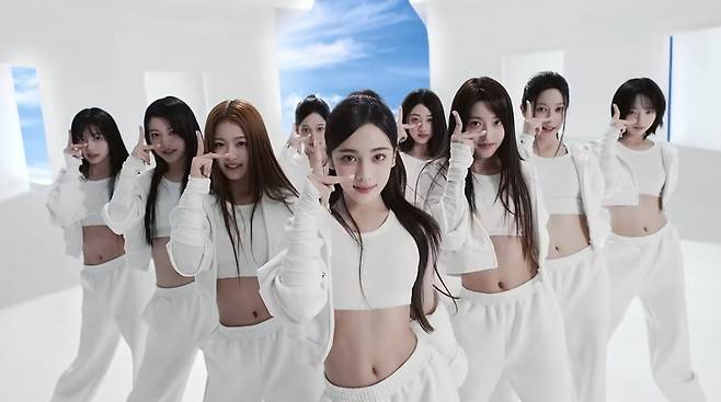 이수만이 SM을 떠나 프로듀싱한 A2O 유닛 A2O LITE의 곡 ‘니온(NEON)’이 폭발적인 화제성과 함께 국내 음원 차트 정상에 오르는 이례적 성과를 보였다/A2O LITE ‘NEON’ 뮤직비디오 캡처