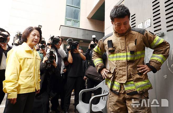 [부천=뉴시스] 고승민 기자 = 지난 16일 경기도 부천시 오정구 도장공장 화재 현장에서 소방관이 눈물을 흘리고 있다. 추미애 경기도지사가 위로의 말을 전하고 있다. 2026.10.16. kkssmm@newsis.com