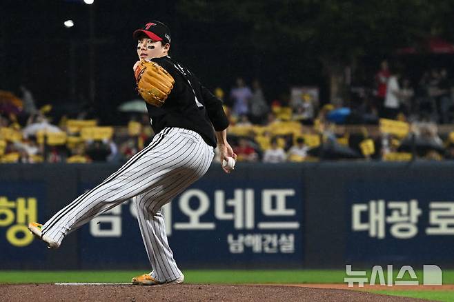 [전남광주=뉴시스] 이영주 기자 = 12일 오후 전남광주 북구 광주-기아챔피언스필드에서 열린 2026 신한 SOL KBO리그 LG트윈스 대 KIA타이거즈의 경기. 1회 말 LG 선발 임찬규가 역투하고 있다. 2026.10.12. leeyj2578@newsis.com