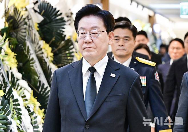 [부천=뉴시스] 조성봉 기자 = 이재명 대통령이 17일 경기도 부천 공장 화재 현장에서 순직한 고 김진석 소방위의 빈소를 조문하기 위해 들어서고 있다. (청와대통신사진기자단) 2026.10.17. suncho21@newsis.com