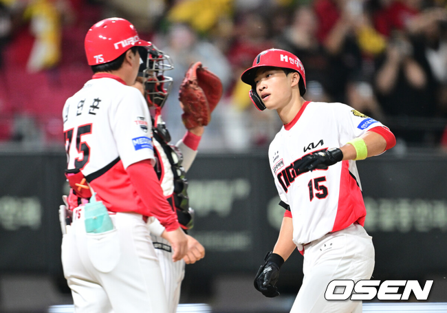 [OSEN=광주, 최규한 기자] 12일 광주-기아 챔피언스필드에서 ‘2026 신한 SOL Bank KBO리그’ KIA 타이거즈와 LG 트윈스의 경기가 열렸다.홈팀 KIA는 양현종, 방문팀 LG는 임찬규를 선발로 내세웠다.1회말 1사 주자없는 상황 KIA 박재현이 선제 우월 솔로포를 날리고 홈을 밟으며 김연훈 코치와 인사를 나누고 있다. 2026.10.12 / dreamer@osen.co.kr