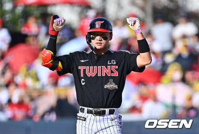 [OSEN=전남광주, 이석우 기자] 17일 광주-기아챔피언스필드에서 2026 신한 SOL KBO 리그 준플레이오프 KIA 타이거즈와 LG 트윈스의 1차전 경기가 열렸다. KIA는 올 시즌 79승 2무 63패 승률 .556 리그 3위를 기록했다. LG는 78승 1무 65패 승률 .545 리그 4위다. 상대전적에서는 KIA가 9승 7패로 앞선다. 가을야구 맞대결은 2016년 와일드카드 결정전 이후 10년 만이다.LG 트윈스 박해민이 6회초 우중간 2루타를 치고 세리머니를 하고 있다. 2026.10.17 / foto0307@osen.co.kr