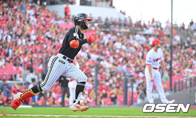 [OSEN=전남광주, 이석우 기자] 17일 광주-기아챔피언스필드에서 2026 신한 SOL KBO 리그 준플레이오프 KIA 타이거즈와 LG 트윈스의 1차전 경기가 열렸다. KIA는 올 시즌 79승 2무 63패 승률 .556 리그 3위를 기록했다. LG는 78승 1무 65패 승률 .545 리그 4위다. 상대전적에서는 KIA가 9승 7패로 앞선다. 가을야구 맞대결은 2016년 와일드카드 결정전 이후 10년 만이다.LG 트윈스 박해민이 6회초 우중간 2루타를 치고 진루하고 있다. 2026.10.17 / foto0307@osen.co.kr