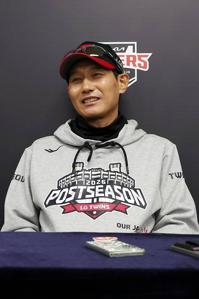 염경엽 LG 감독이 17일 준플레이오프 1차전에 앞서 인터뷰 하고 있다. 연합뉴스
