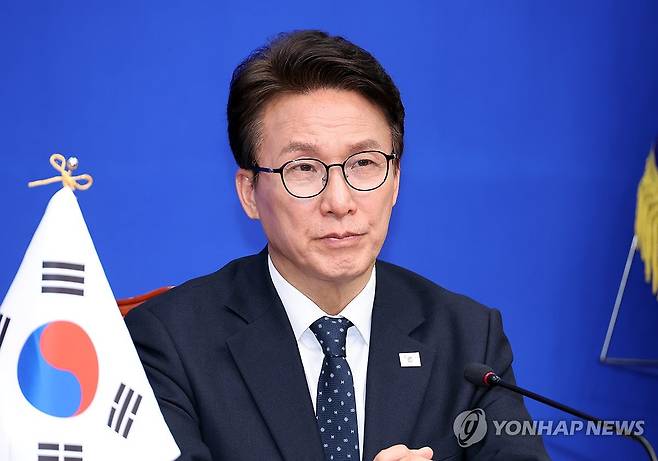 생각에 잠긴 김민석 대표 (서울=연합뉴스) 배재만 기자 = 더불어민주당 김민석 대표가 15일 국회에서 미즈시마 고이치 주한일본대사를 접견하는 도중 잠시 생각에 잠겨 있다. 2026.10.15 scoop@yna.co.kr