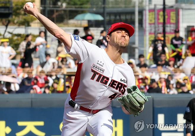 역투하는 네일 (전남광주=연합뉴스) 민현기 기자 = 17일 광주기아챔피언스필드에서 열린 프로야구 2026 포스트시즌 준플레이오프 1차전 LG 트윈스와 KIA 타이거즈의 경기. KIA 선발투수 네일이 1회 역투하고 있다. 2026.10.17 mhk0226@yna.co.kr