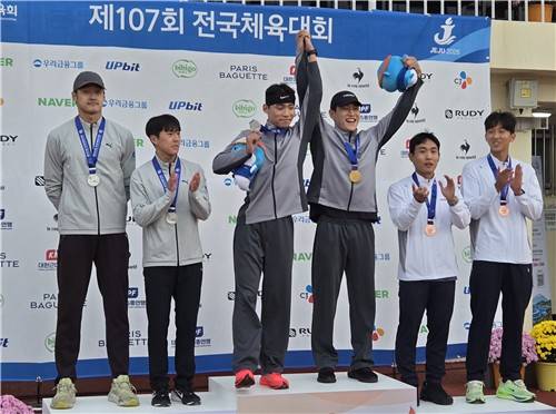 단체전 시상식에서 김영하와 시상대 맨 위에 선 서창완(오른쪽에서 세 번째) [촬영 최송아]