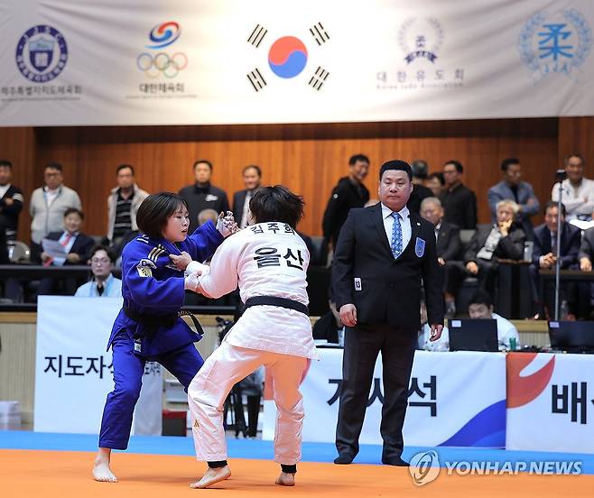 전국체전 결승 치르는 허미미-김주희 (제주=연합뉴스) 류영석 기자 = 17일 제주 제주시 남녕고등학교 체육관에서 열린 제107회 전국체육대회 유도 여자일반부 -57kg 결승에서 허미미(경상북도,파란색 도복)와 김주희(울산시,흰색 도복)가 경기를 펼치고 있다. 2026.10.17 ondol@yna.co.kr