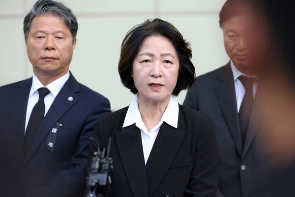 추미애 경기도지사가 17일 경기도 순천향대 부천병원 빈소에 마련된 고(故) 김진석 소방위 빈소 조문을 마친 뒤 취재진 앞에서 발언하고 있다. 2026.10.17 /경기도 제공