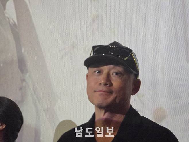 송일곤 감독.