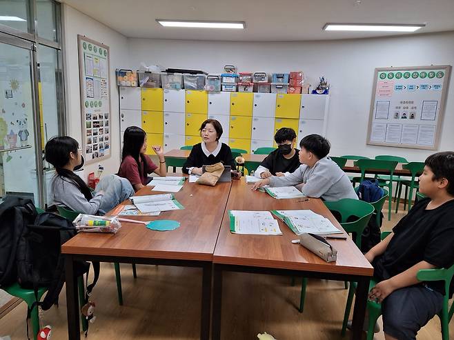 초록우산 전북본부는 지난 4월부터 이음지역아동센터와 함께 다문화 아동을 위한 기초학습지원사업을 진행하고 있다. /이상구 기자