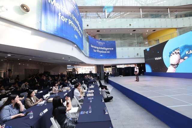 배충식 KAIST 총장이 13일 대전 KAIST 본원에서 열린 ‘피지컬 AI 2026 비전 선포식‘에서 웨어러블 로봇을 착용 후 KAIST 4대 추진 방향에 대해 설명하고 있다. KAIST 제공