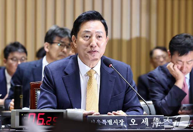 오세훈 서울시장이 지난 15일 서울시청에서 열린 국회 행정안전위원회의 서울시에 대한 국정감사에서 질의에 답변하고 있다. 2026.10.15 ⓒ 뉴스1 구윤성 기자