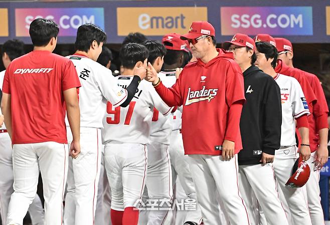 SSG 이숭용 감독(오른쪽)이 15일 인천SSG랜더스필드에서 열린 2026 KBO리그 KIA전에  역전승을 거둔 뒤 역전 3점포의 주인공 고명준과 하이파이브를 나누고 있다. 문학 | 박진업 기자 upandup@sportsseoul.com