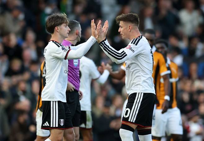 Soccer Football - Premier League - Fulham v Hull City - Craven Cottage, London, Britain - October 17, 2026 Fulham's Cesar Palacios celebrates with Tom Cairney after the match Action Images via Reuters/Paul Childs EDITORIAL USE ONLY. NO USE WITH UNAUTHORIZED AUDIO, VIDEO, DATA, FIXTURE LISTS, CLUB/LEAGUE LOGOS OR 'LIVE' SERVICES. ONLINE IN-MATCH USE LIMITED TO 120 IMAGES, NO VIDEO EMULATION. NO USE IN BETTING, GAMES OR SINGLE CLUB/LEAGUE/PLAYER PUBLICATIONS. PLEASE CONTACT YOUR ACCOUNT REPRESENTATIVE FOR FURTHER DETAILS..<저작권자(c) 연합뉴스, 무단 전재-재배포, AI 학습 및 활용 금지>