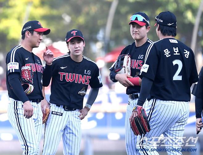 17일 전남광주 기아챔피언스필드에서 준PO 1차전 KIA와 LG의 경기가 열렸다. 6회말 무사 1, 3루. LG 톨허스트 강판 때 내야에 모인 LG 내야수들. 광주=송정헌 기자songs@sportschosun.com/2026.10.17/