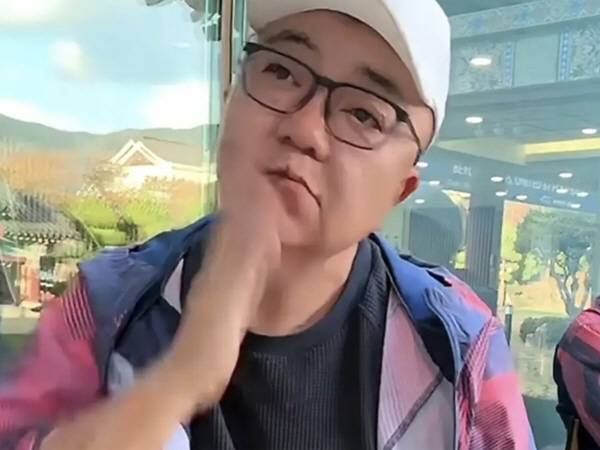 인터뷰에서 자기 뺨을 때리는 시늉을 하는 동루 감독.