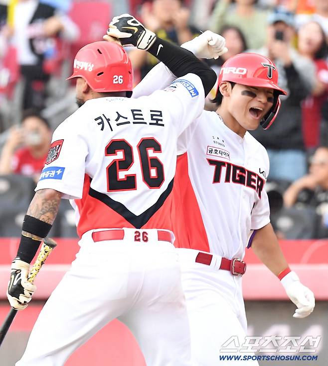 17일 전남광주 기아챔피언스필드에서 준PO 1차전 KIA와 LG의 경기가 열렸다. 8회말 투런 홈런을 날린 KIA 김도영. 광주=송정헌 기자songs@sportschosun.com/2026.10.17/