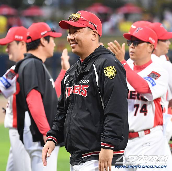 18일 전남광주 기아챔피언스필드에서 준PO 2차전 KIA와 LG의 경기가 열렸다. KIA가 LG에 승리했다. 경기 종료 후 미소짓는 KIA 이범호 감독. 광주=송정헌 기자songs@sportschosun.com/2026.10.18/