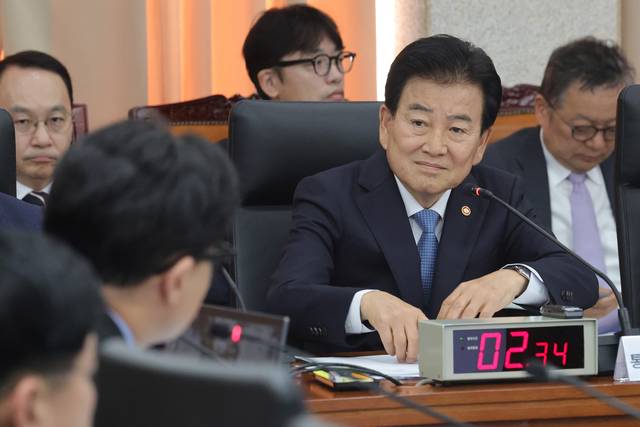정동영(오른쪽) 통일부 장관이 지난 10월 7일 서울 종로구 남북회담본부에서 열린 외교통일위원회 국정감사에서 한동훈(왼쪽) 무소속 의원의 질의를 듣고 있다. [연합뉴스]