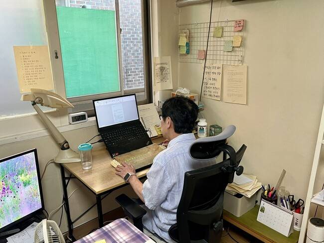 작업실에서 집필 중인 공기씨 작가. 염기원 작가 제공