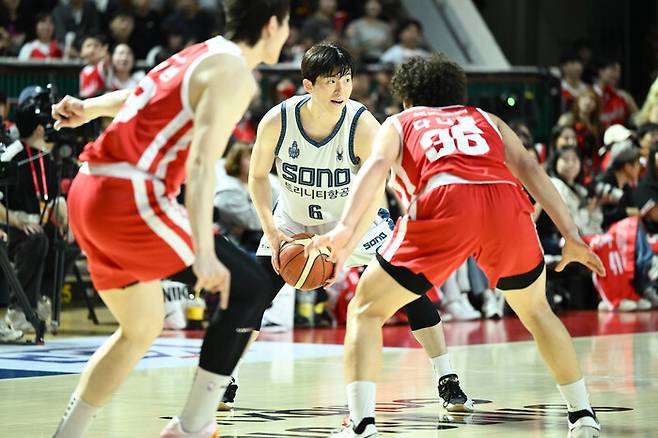 고양 소노 이정현(가운데)이 18일 서울 잠실학생체육관에서 열린 2026~2027 남자프로농구 정규리그에서 서울 에스케이(SK) 선수들을 상대하고 있다. 한국농구연맹 제공